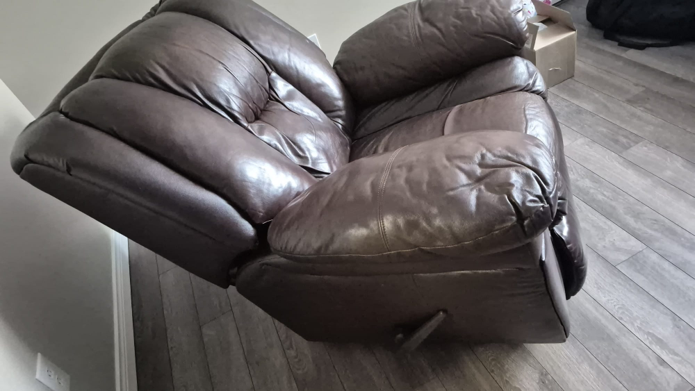 Brown faux Leather Recliner with green cover - photo 3