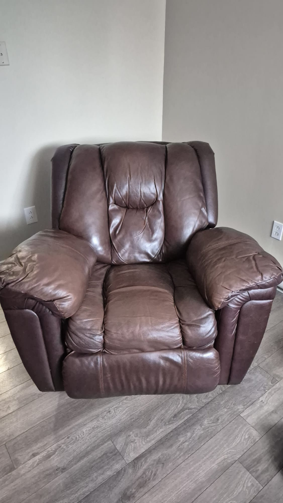 Brown faux Leather Recliner with green cover - photo 4