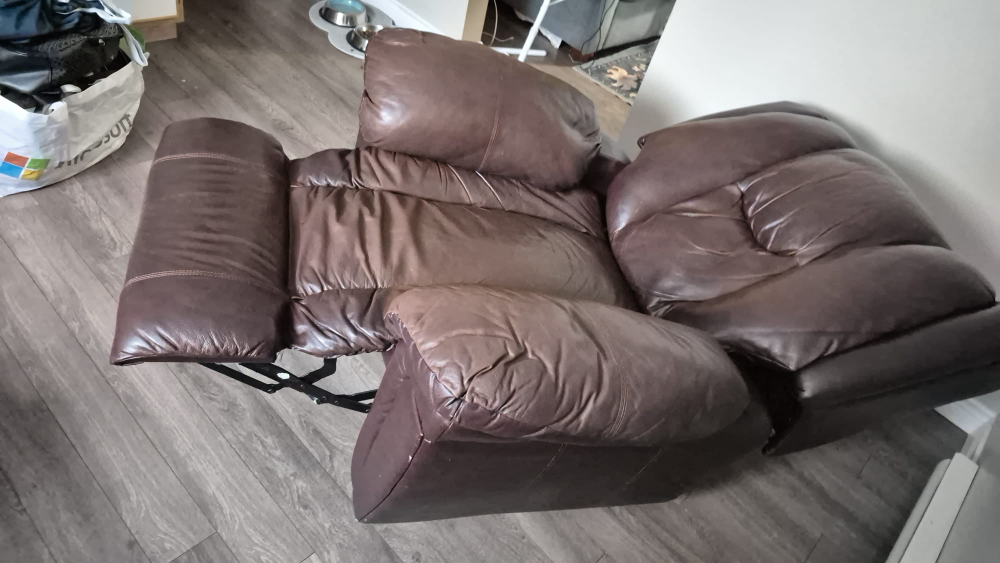 Brown faux Leather Recliner with green cover - photo 5