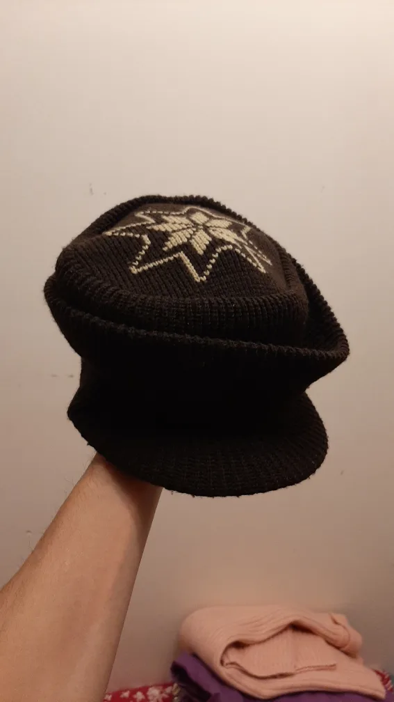 Flexible Brown Knitted Newsboy Cap with Snowflake Design