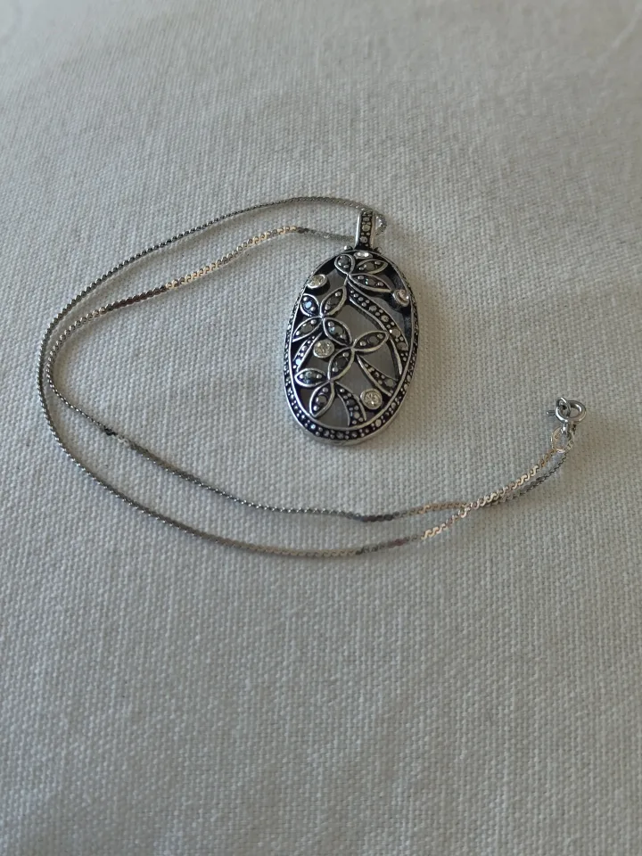 Elegant Floral Pendant Necklace thumbnail