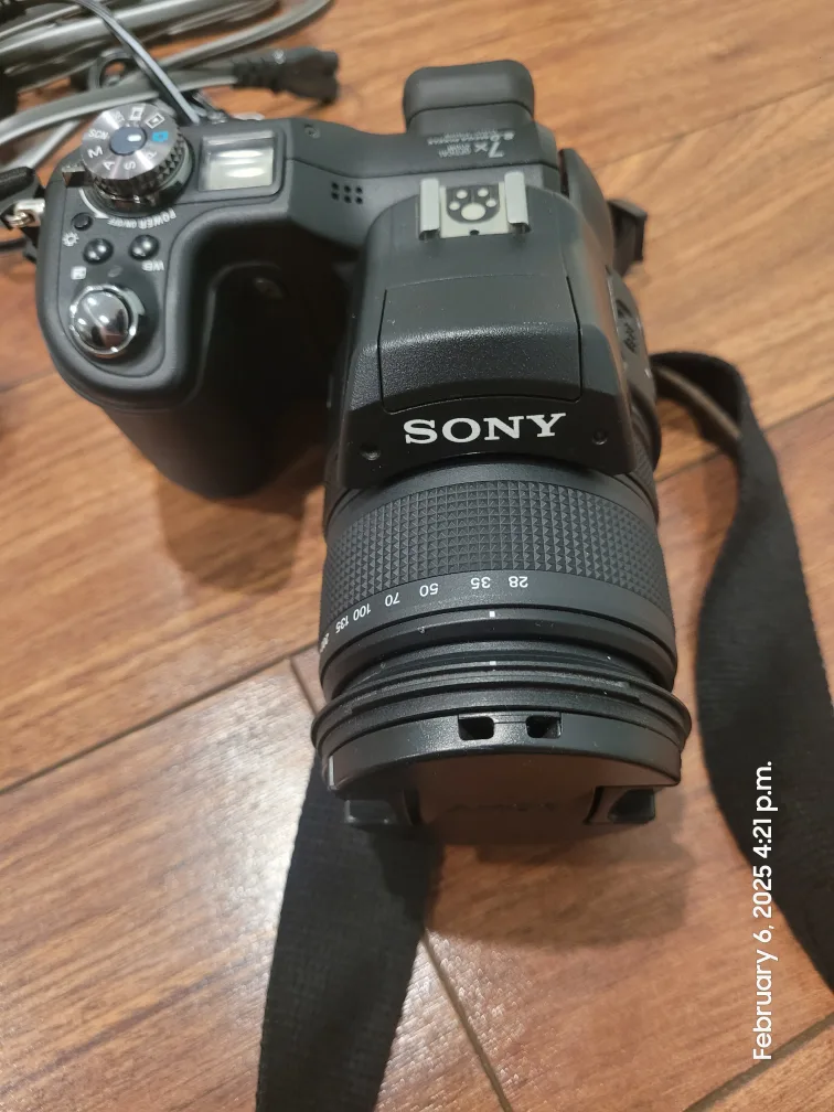 Sony Cyber-shot DSC-F828 Digital Camera with Accessories 🏈 image indicator(3)