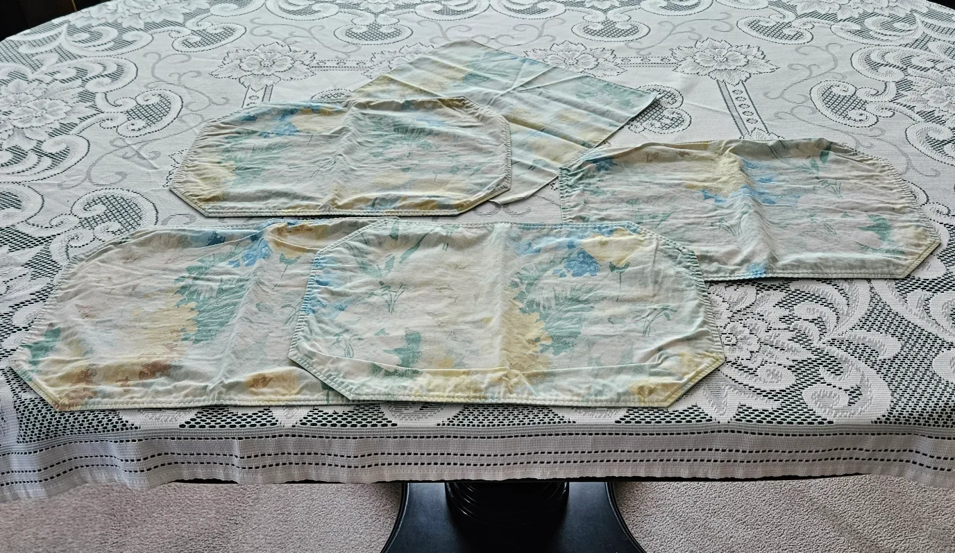 Floral Cloth Placemats Set image indicator(10)