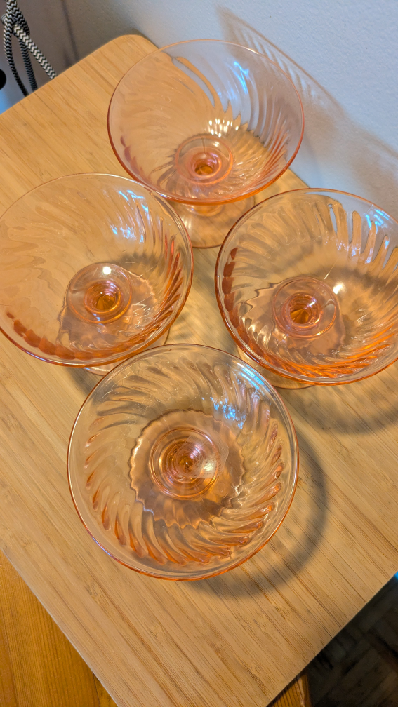 Set of four vintage pink glass dessert glasses - photo 2