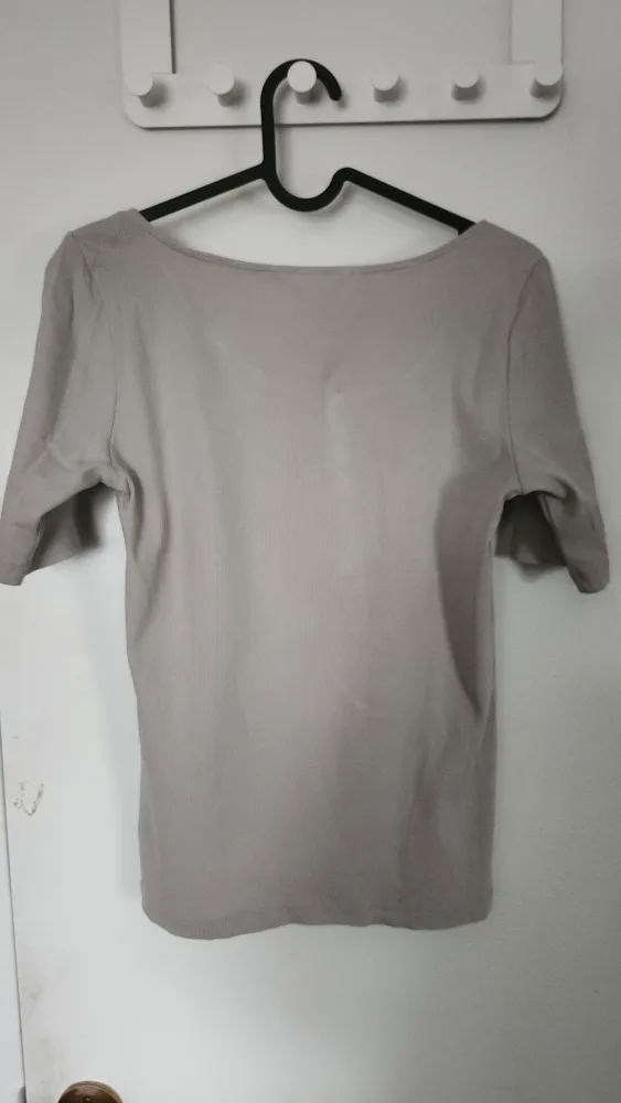 H&M Beige Ribbed Top image indicator(2)