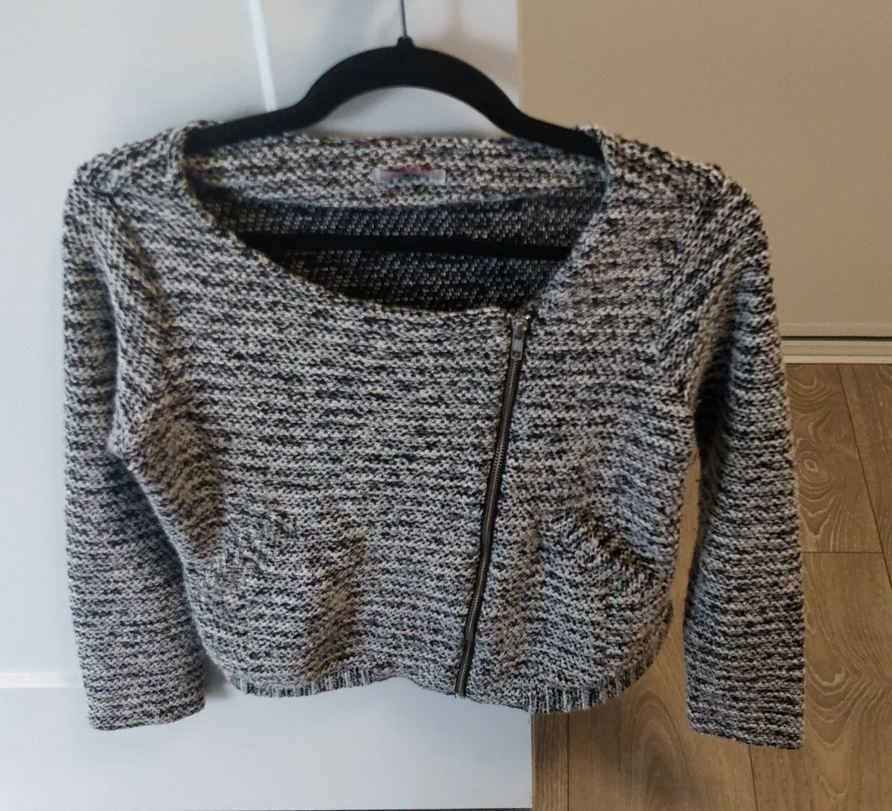 Women's Black and White Knitted Zip-Up sweater image indicator(2)