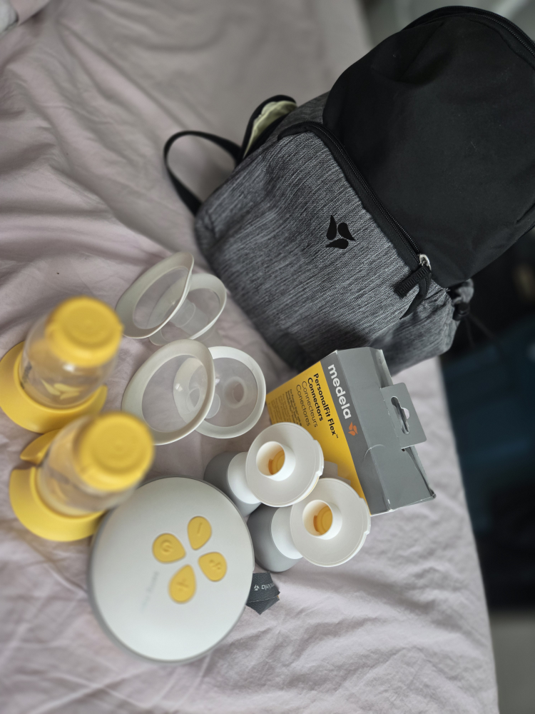 Medela Freestyle Breast Pump with Bag and Accessories