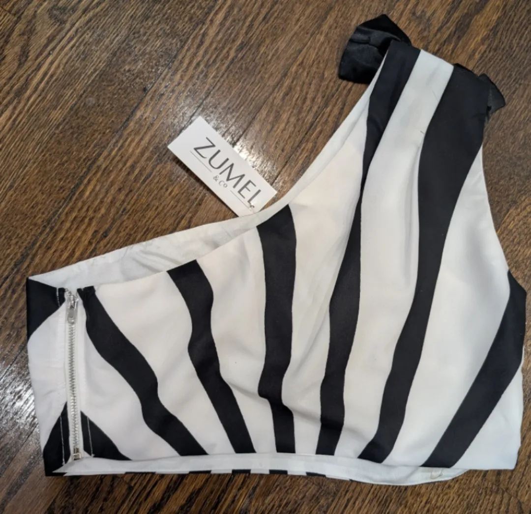 L'ATISTE by Amy Black and White Striped One Shoulder Crop Top image indicator(2)