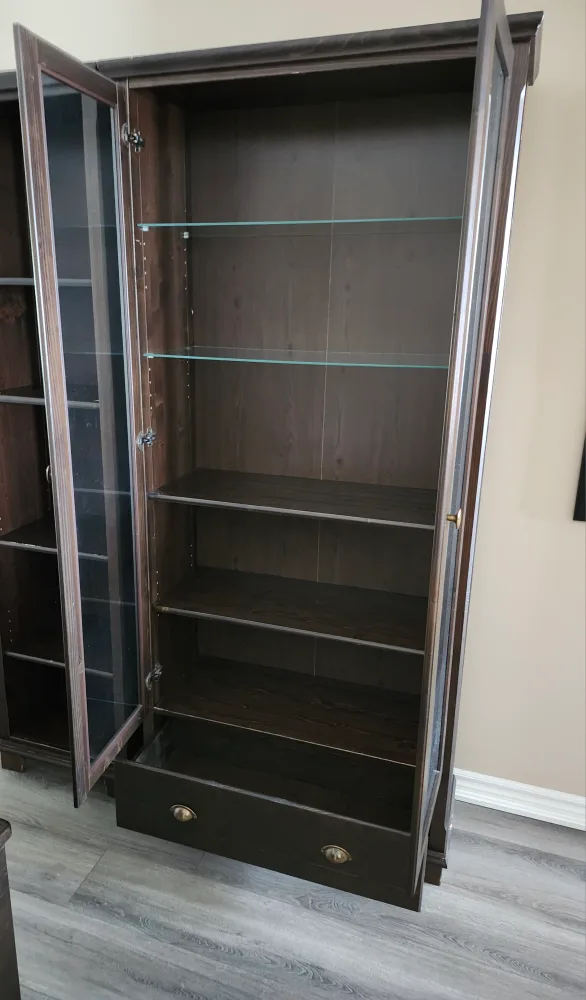 Cabinet with glass doors image indicator(3)