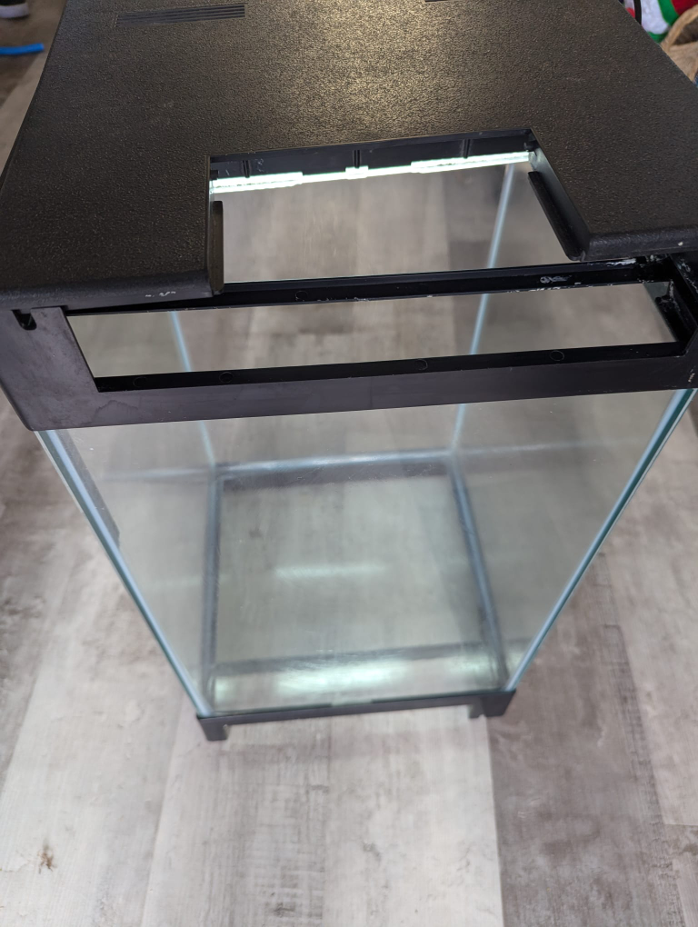 Small Aquarium Kit with LED Light 47 X 34 X 34 - photo 4