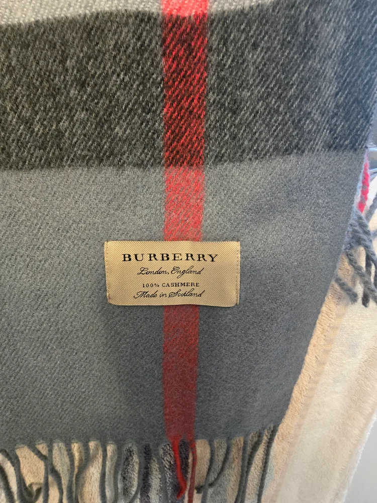 Burberry 100% Cashmere Scarf image indicator(3)