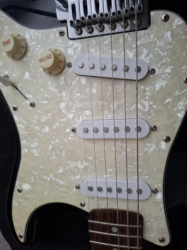 Squier by Fender Stratocaster Electric Guitar Package image indicator(2)