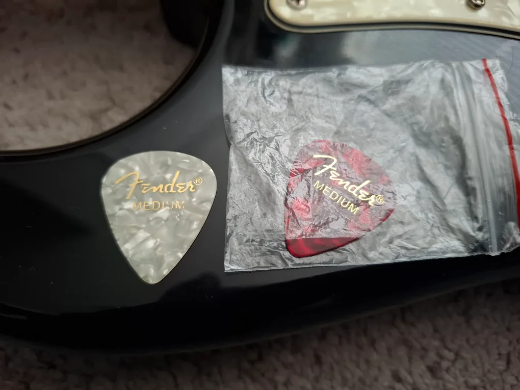 Squier by Fender Stratocaster Electric Guitar Package image indicator(5)