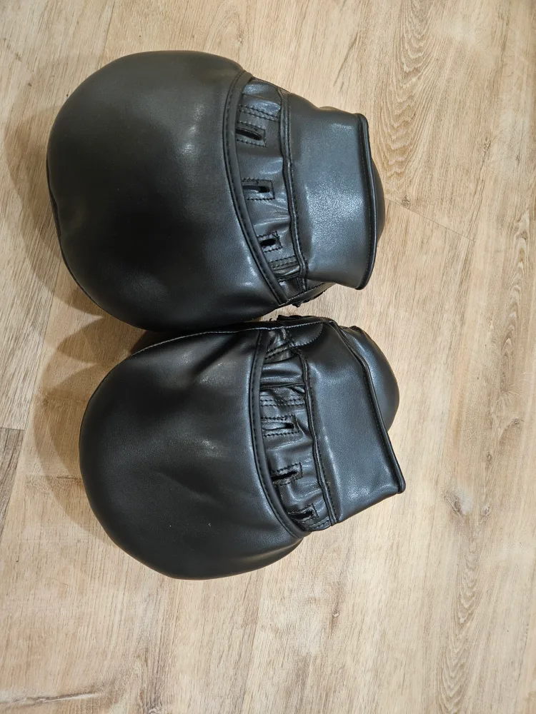 Pair of Black Boxing Focus Mitts image indicator(3)