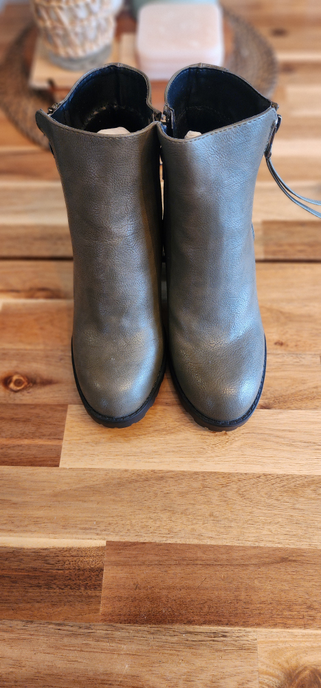 Olive Green Women's Ankle Boots Size 8 (NEW)