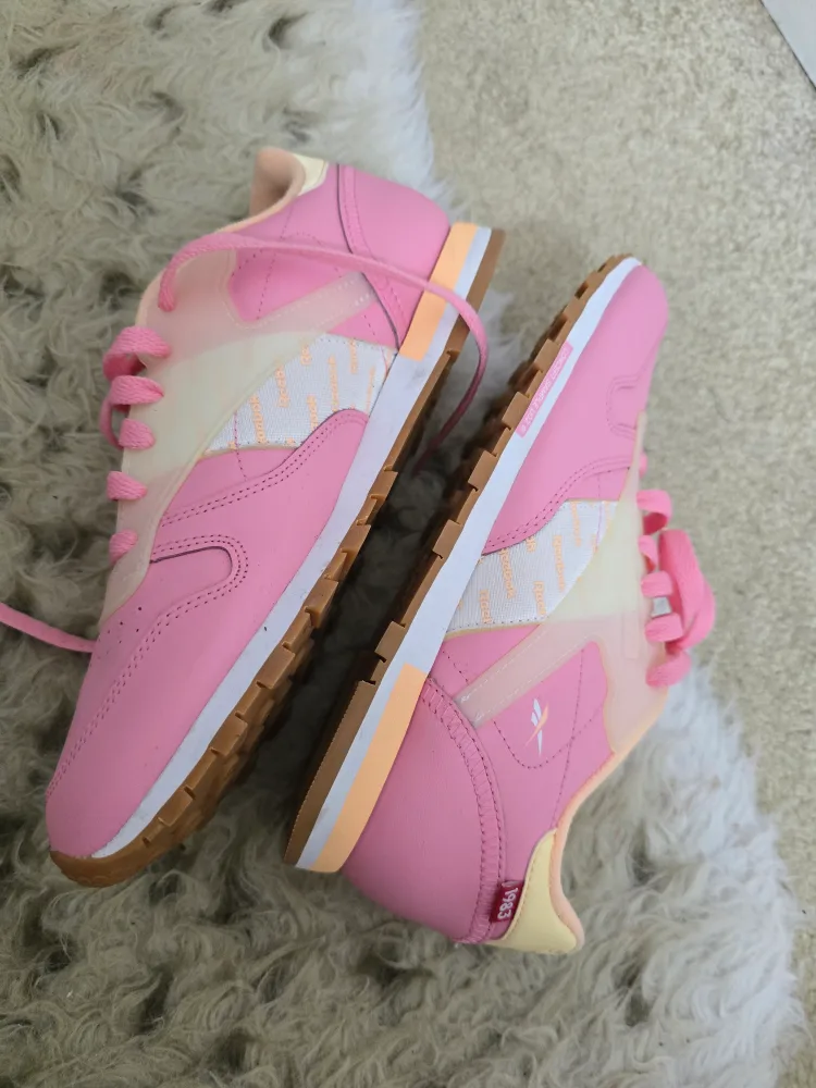 Reebok Classic Leather Alter the Icons Pink Sneakers image indicator(2)