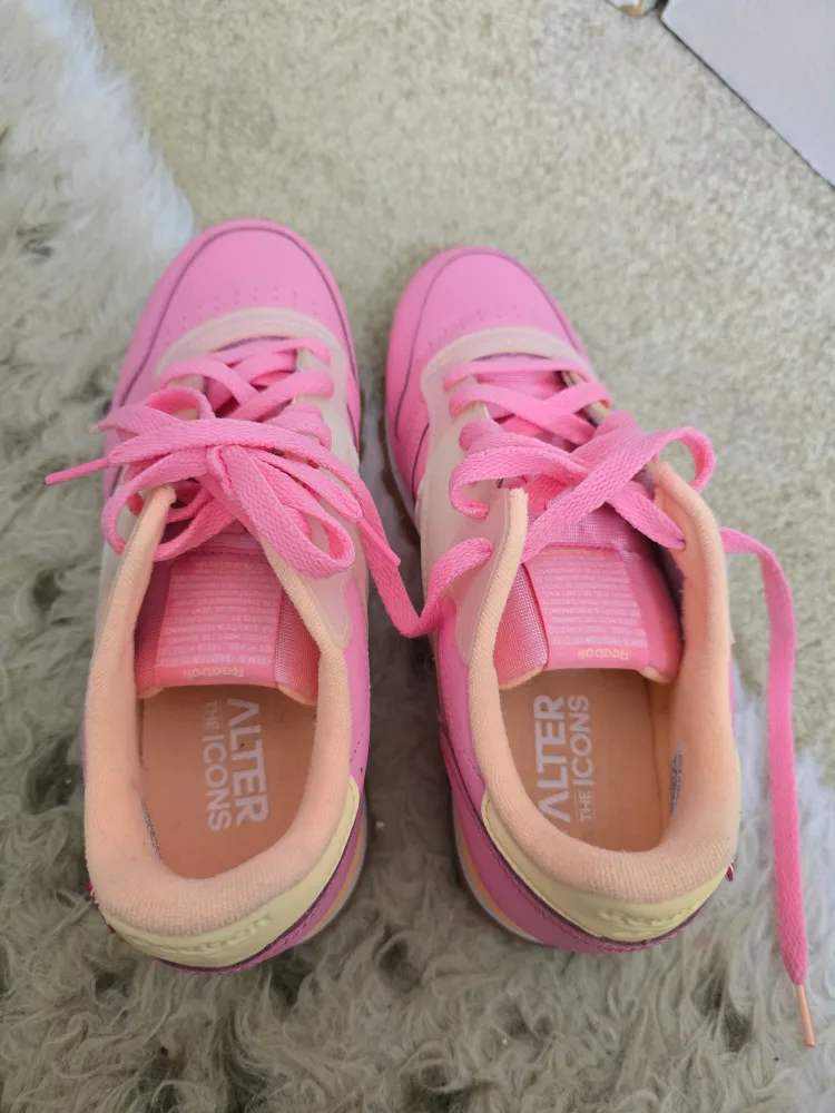 Reebok Classic Leather Alter the Icons Pink Sneakers image indicator(3)