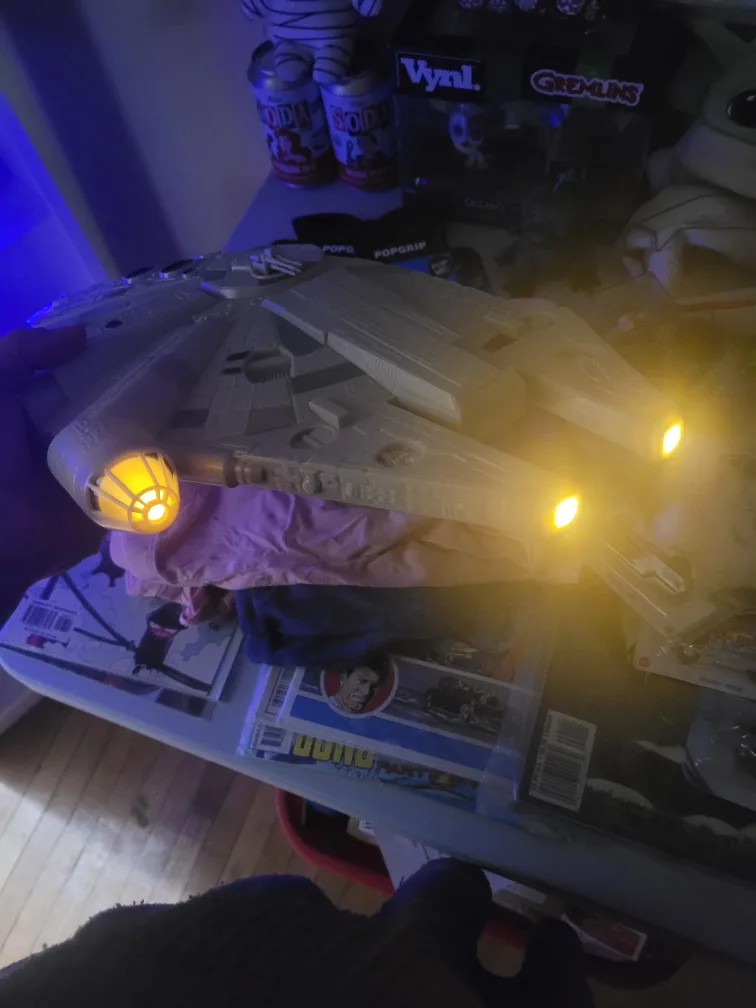 Light-Up Millennium Falcon Toy image indicator(3)
