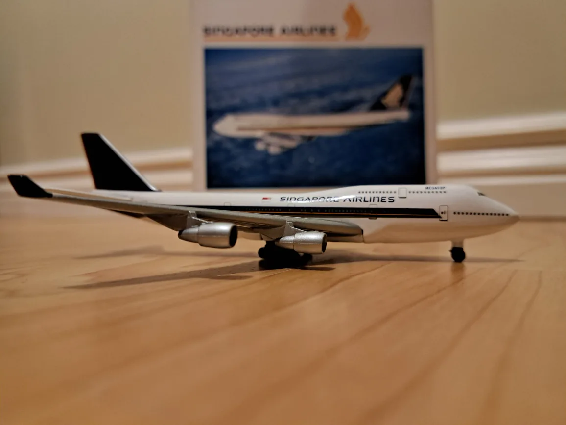 Singapore Airlines Boeing 747-400 Mega Top Diecast Model 1:500 image indicator(2)