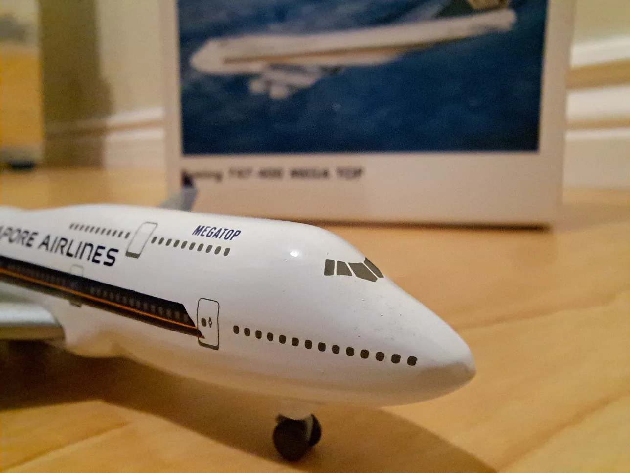Singapore Airlines Boeing 747-400 Mega Top Diecast Model 1:500 image indicator(3)