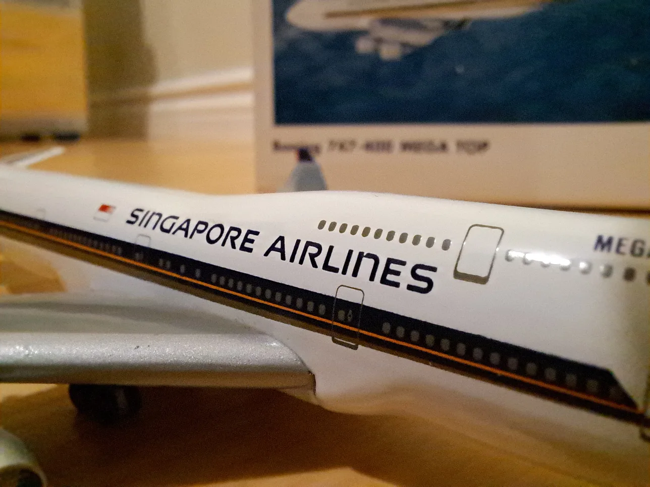 Singapore Airlines Boeing 747-400 Mega Top Diecast Model 1:500 image indicator(4)