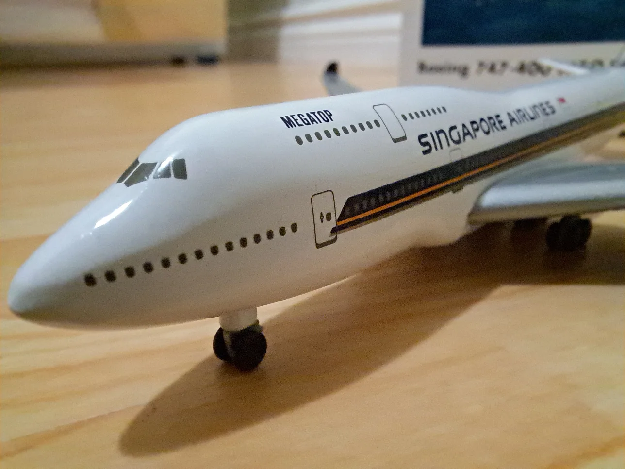 Singapore Airlines Boeing 747-400 Mega Top Diecast Model 1:500 image indicator(6)
