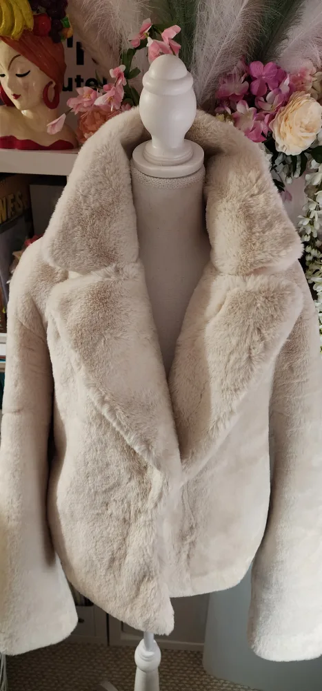 Ladies Faux Fur Coat image indicator(2)