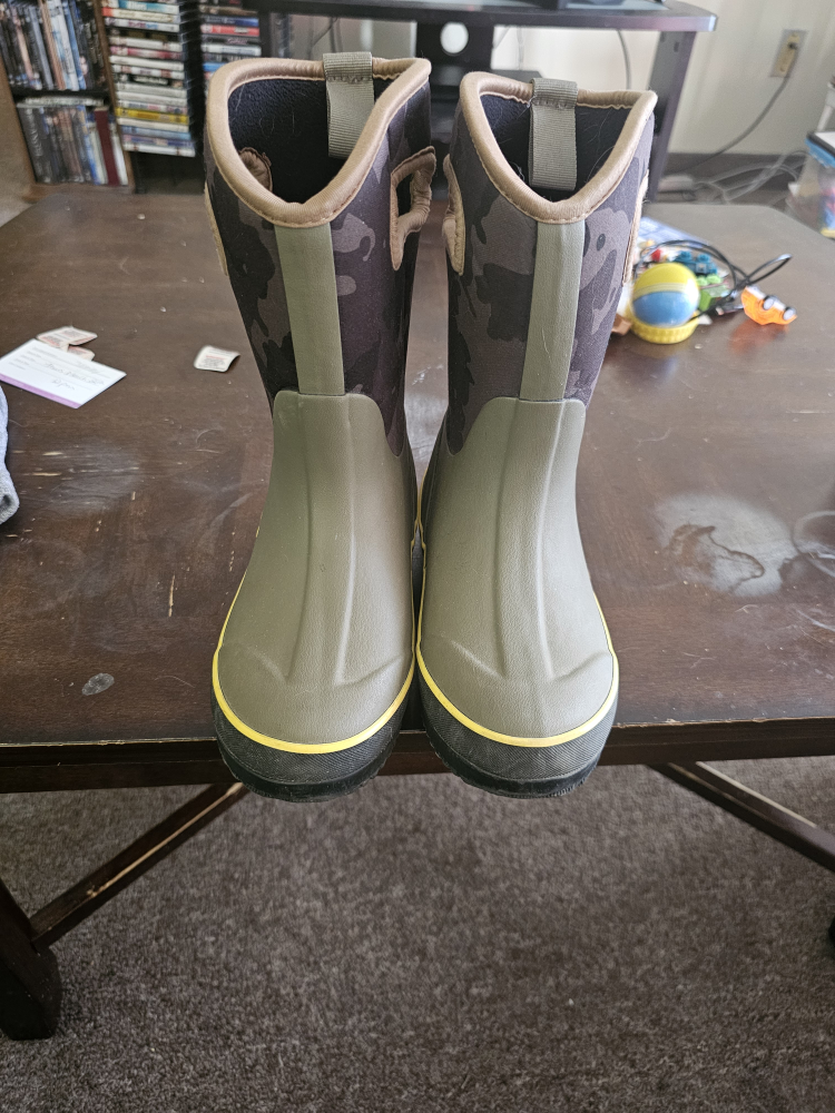 Kids' Bogs Camo Rain Boots Size 13