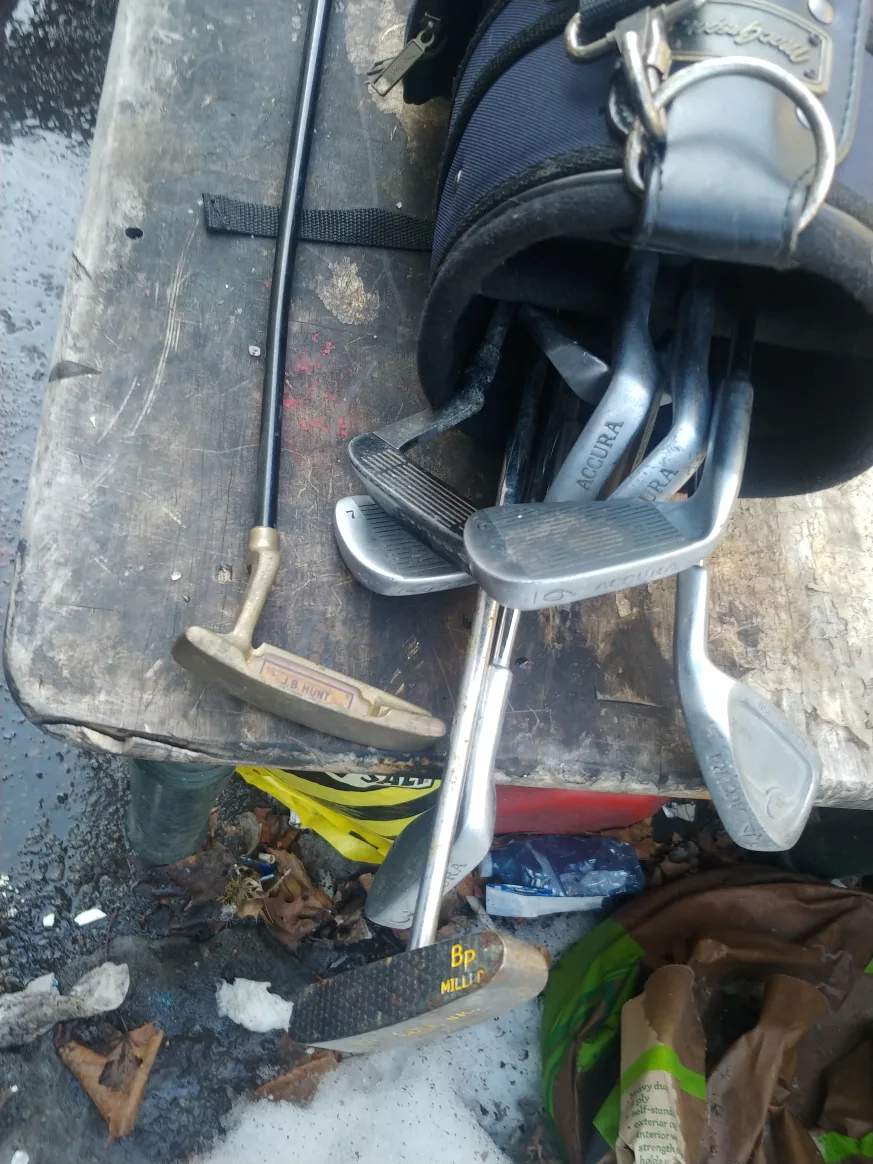 #freecycle 10 Golf clubs,Balls,and carrybag image indicator(2)