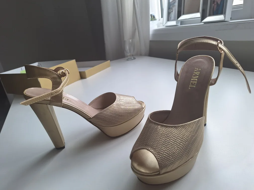 Gold Platform Heels - Size 9 image indicator(6)