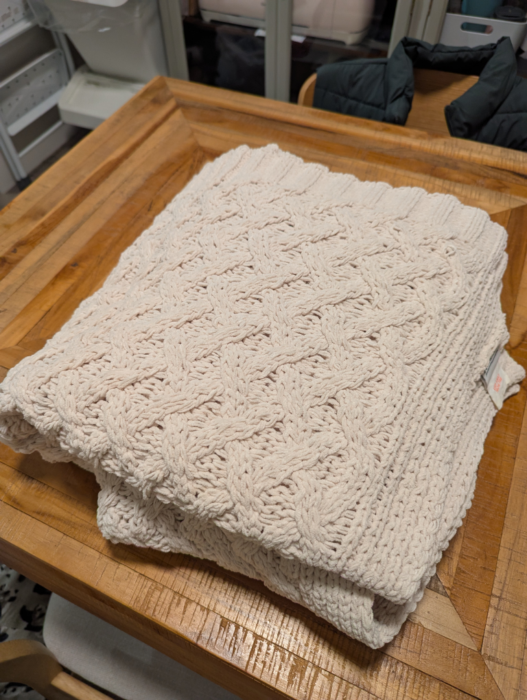 Cream Bella Lux Cable Knit throw