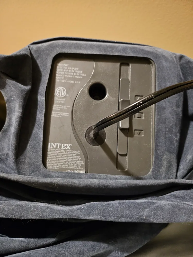 INTEX Dura-Beam Air Mattress #freecycle image indicator(3)