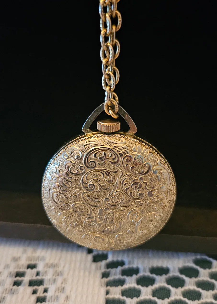 Elegant Vintage 'Lucerne' Women's Pocket Watch Pendant Necklace image indicator(5)