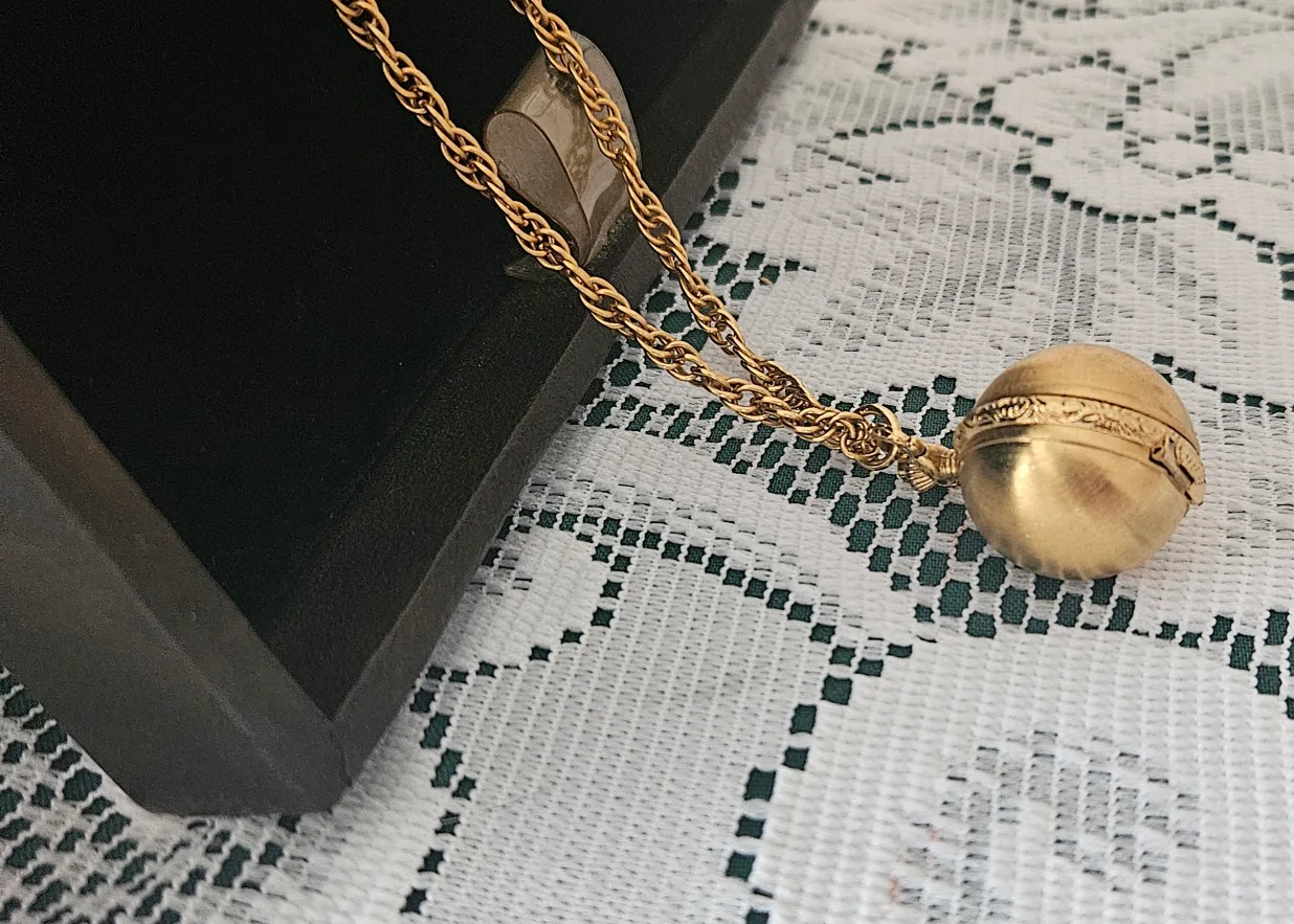 "La Fleur" Quartz Orb Pendant Watch image indicator(3)