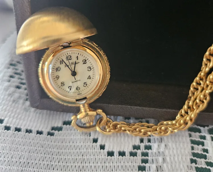 "La Fleur" Quartz Orb Pendant Watch image indicator(7)