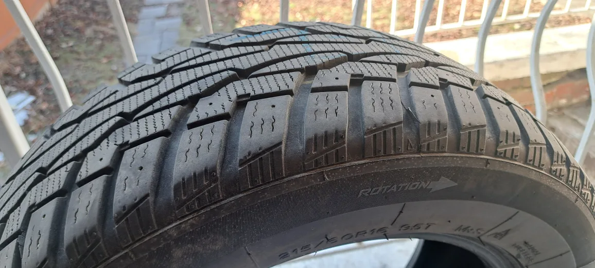 215/60/R16 95t - 4x UNIROYAL Tiger Paw Ice & Snow 3 Winter Tire image indicator(3)