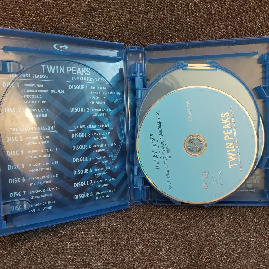 Twin Peaks:  1 & 2 season plus movie Blu-ray image indicator(3)
