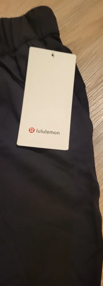 Lululemon On the Fly 7/8 Pant - Size 2 - Black image indicator(2)