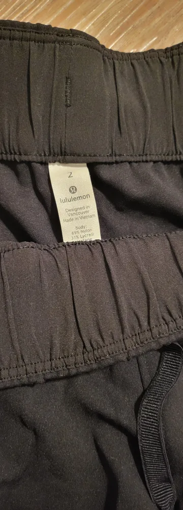 Lululemon On the Fly 7/8 Pant - Size 2 - Black image indicator(3)