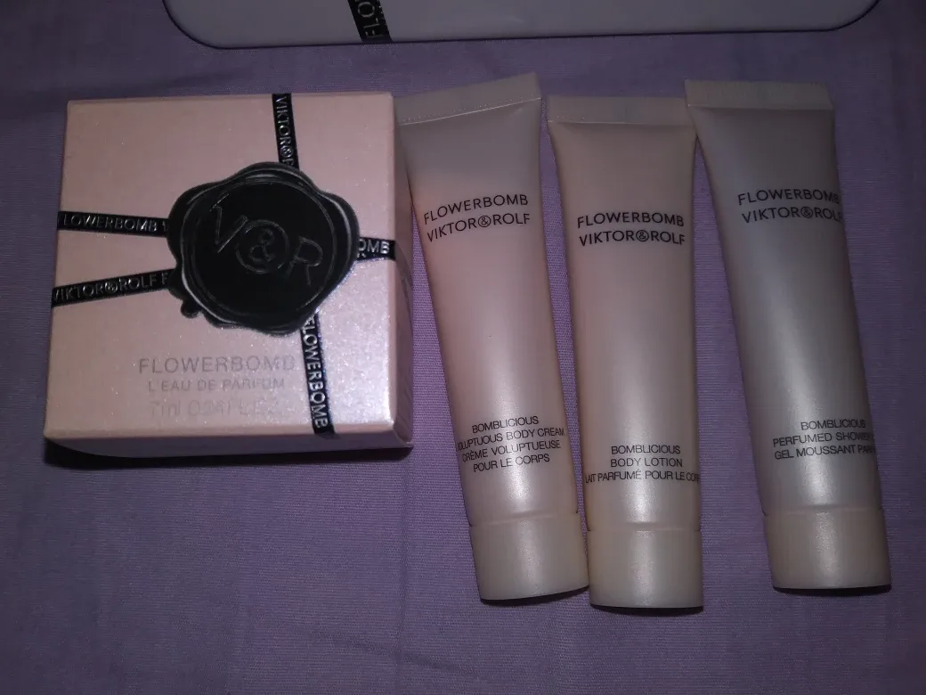 Viktor & Rolf Flowerbomb Gift Set image indicator(2)