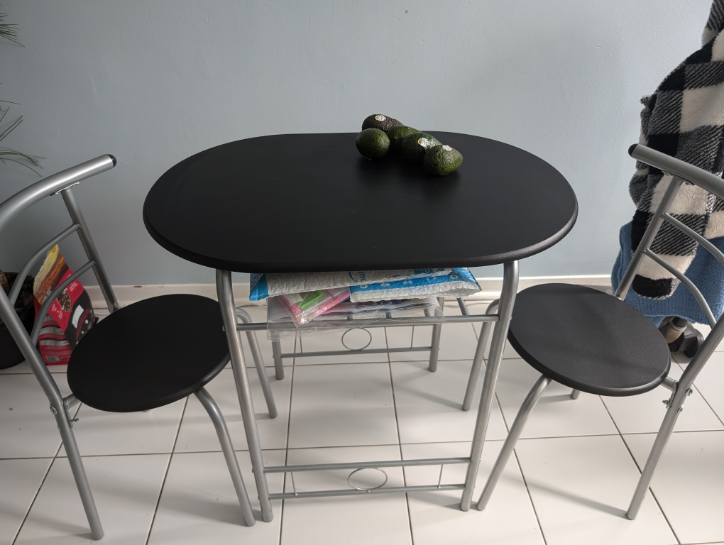 Small kitchen table/ 2 chairs