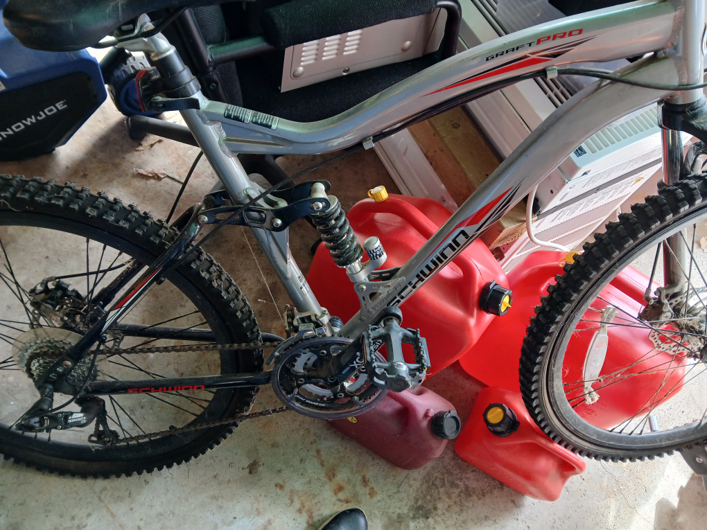Schwinn Graft Pro Mountain Bike & Helmet - photo 2