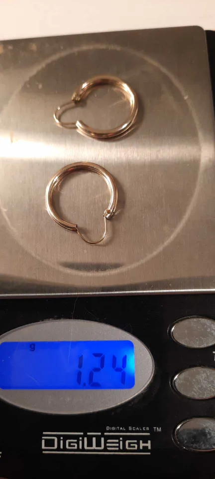 10K Gold Hoop Earrings image indicator(3)