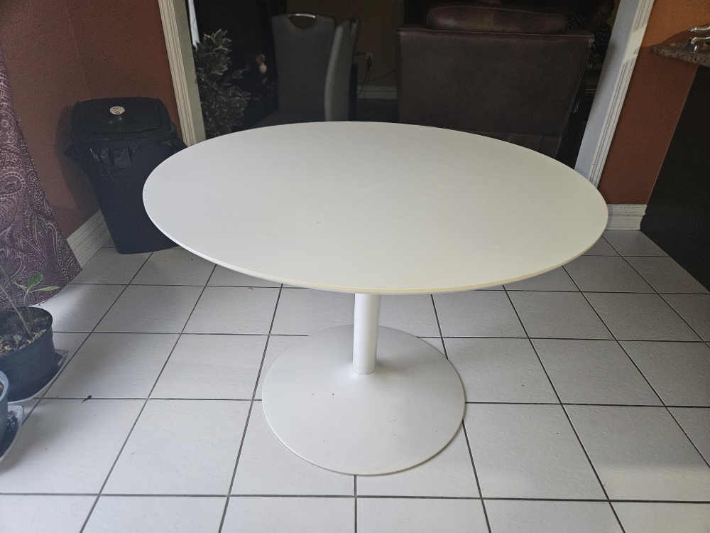 White Round Pedestal Dining Table - photo 3