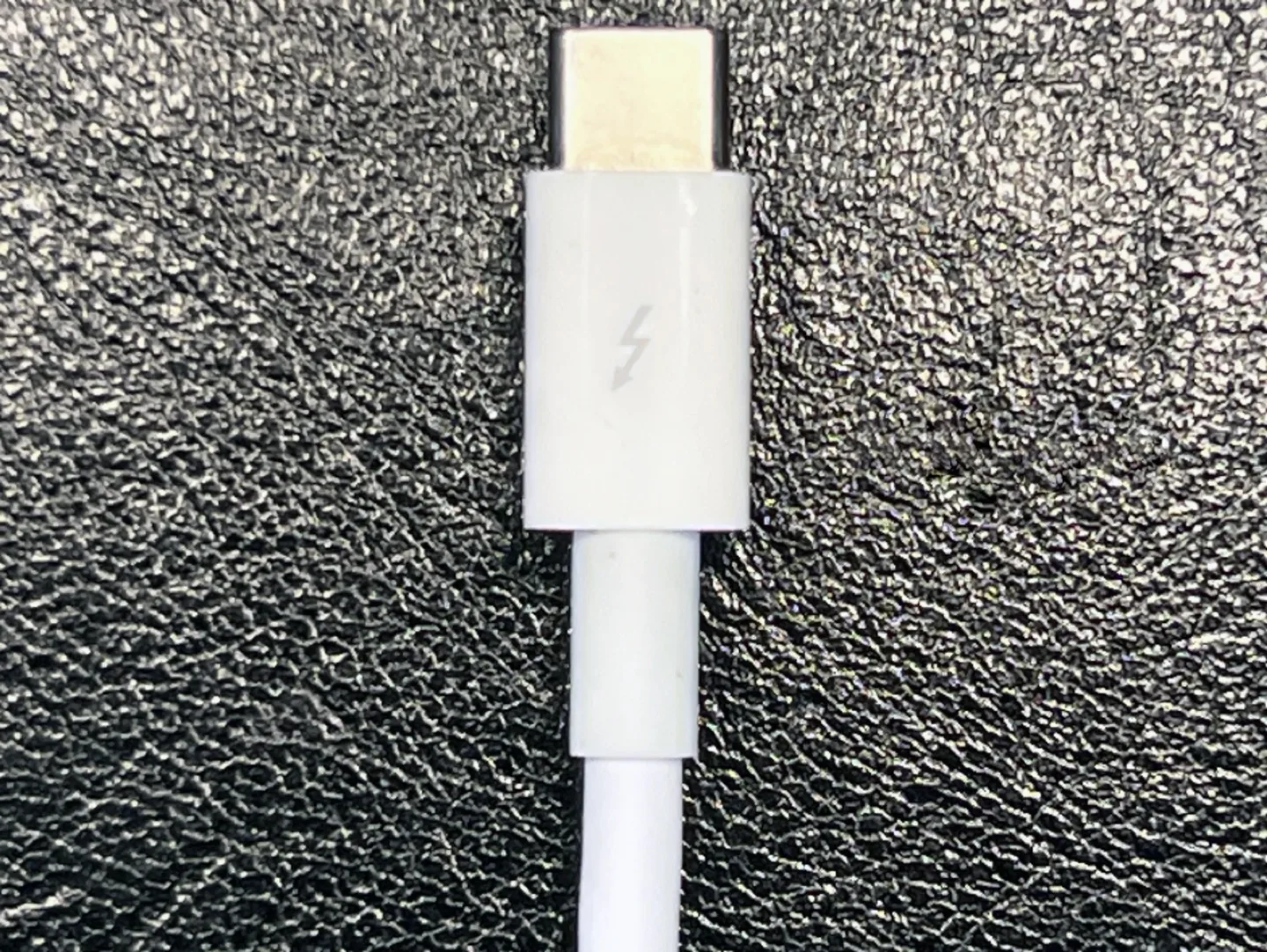 Apple A1790 Thunderbolt 3 (USB-C) to Thunderbolt 2 Adapter image indicator(4)