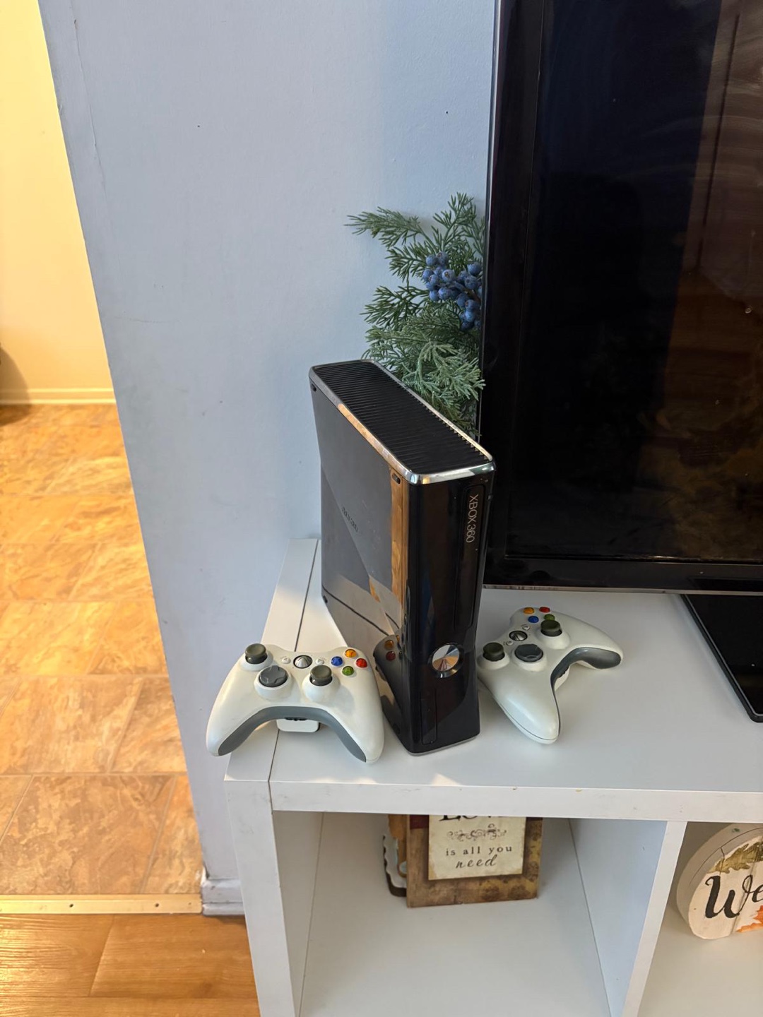 Xbox 360 Console with 2 controllers - photo 2