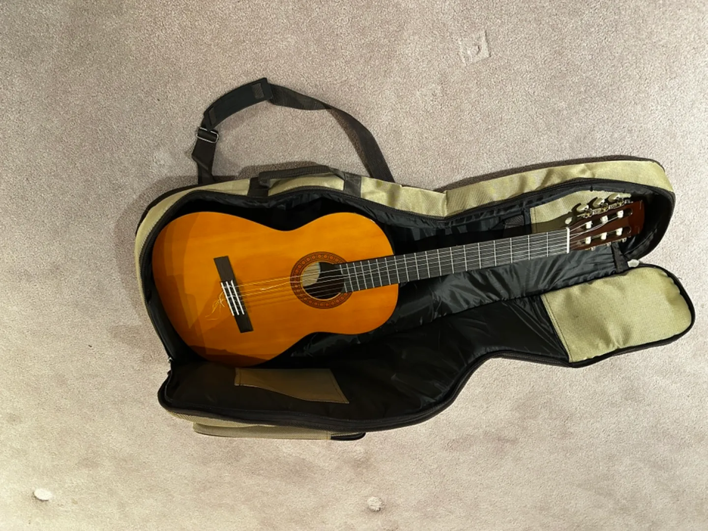 Yamaha C40 Classical Guitar with Gig Bag image indicator(4)