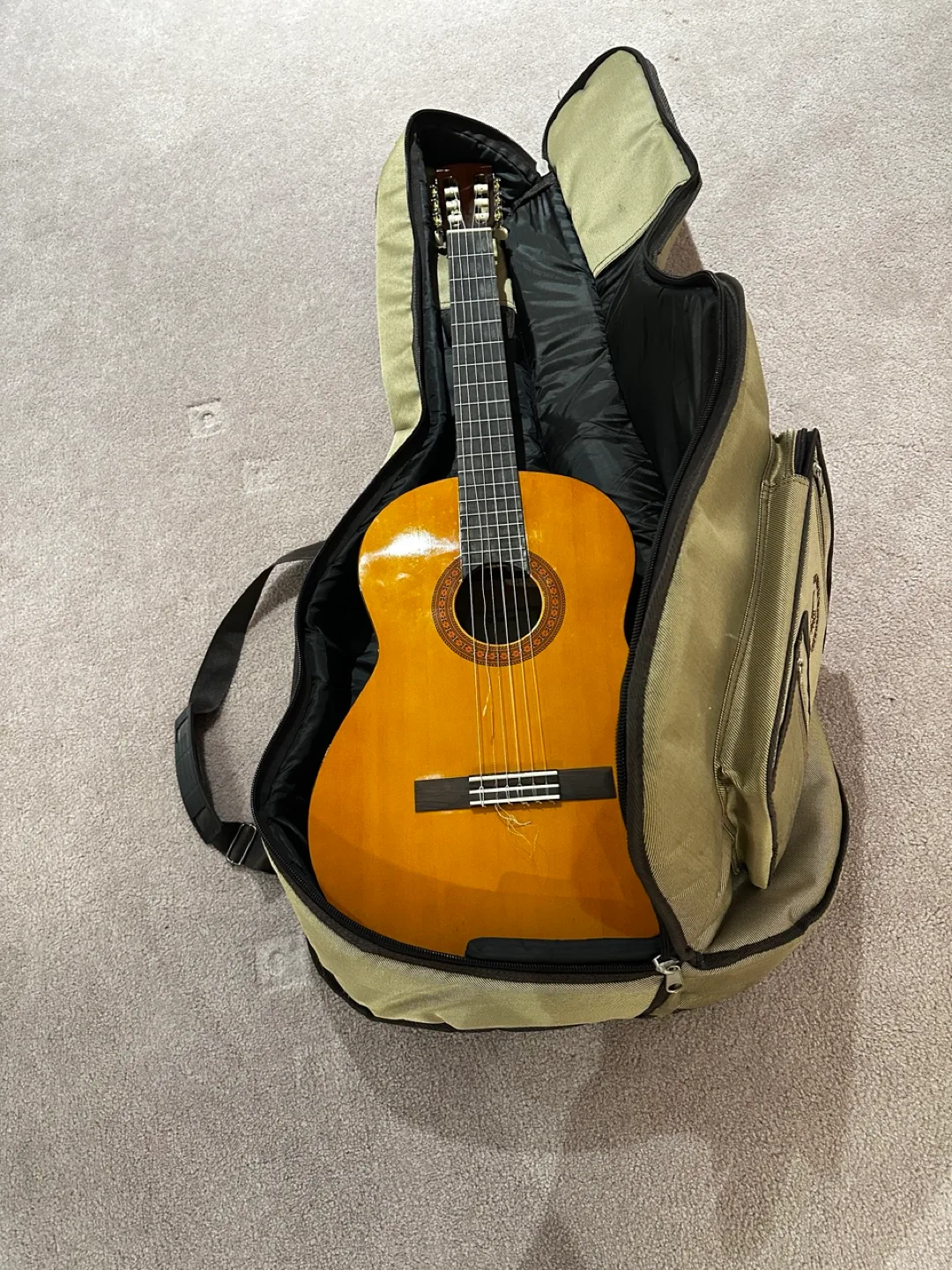 Yamaha C40 Classical Guitar with Gig Bag image indicator(3)