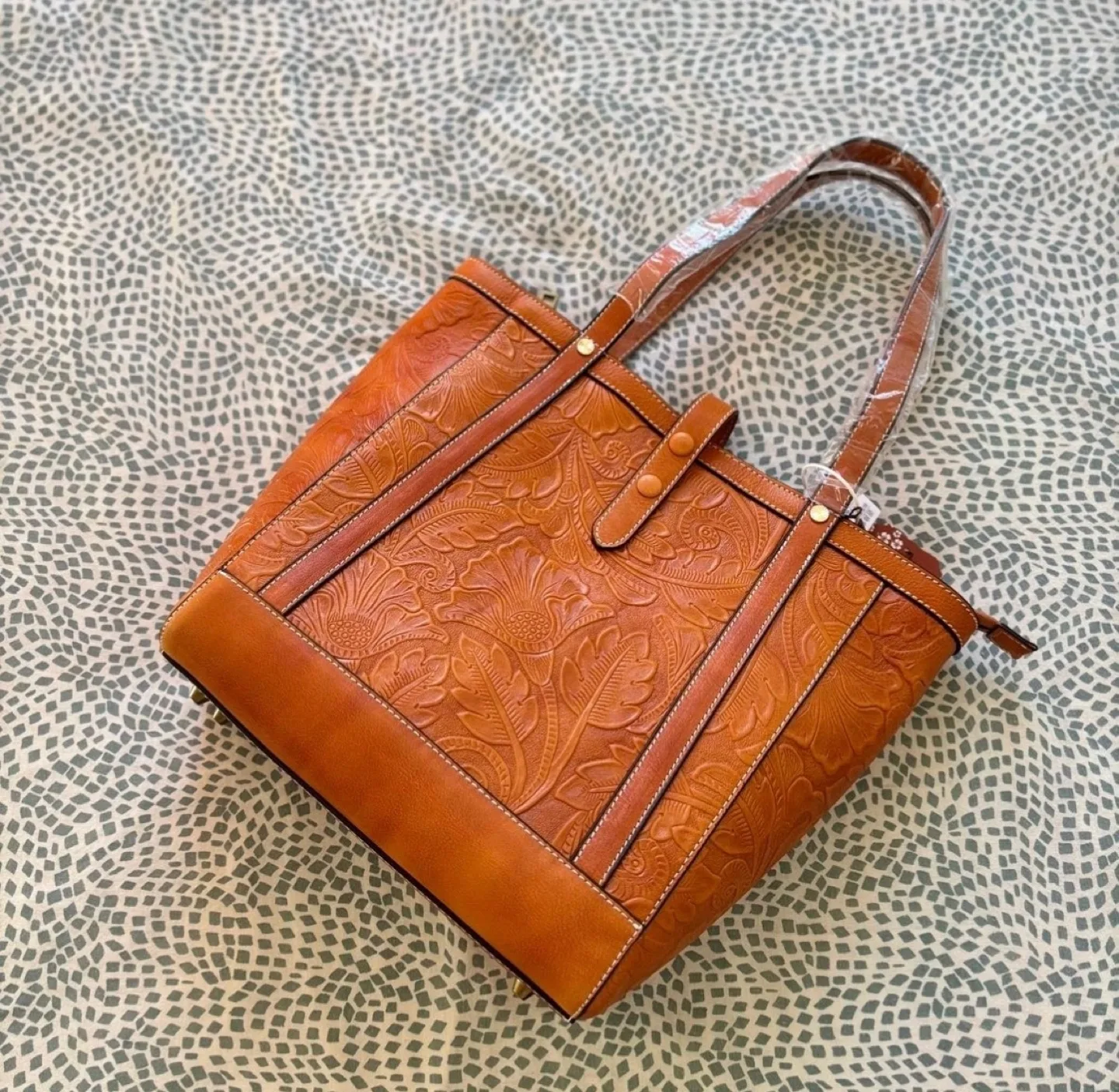 New embossed-leather tote bag, both functional and cool!🥰😍💐 image indicator(4)