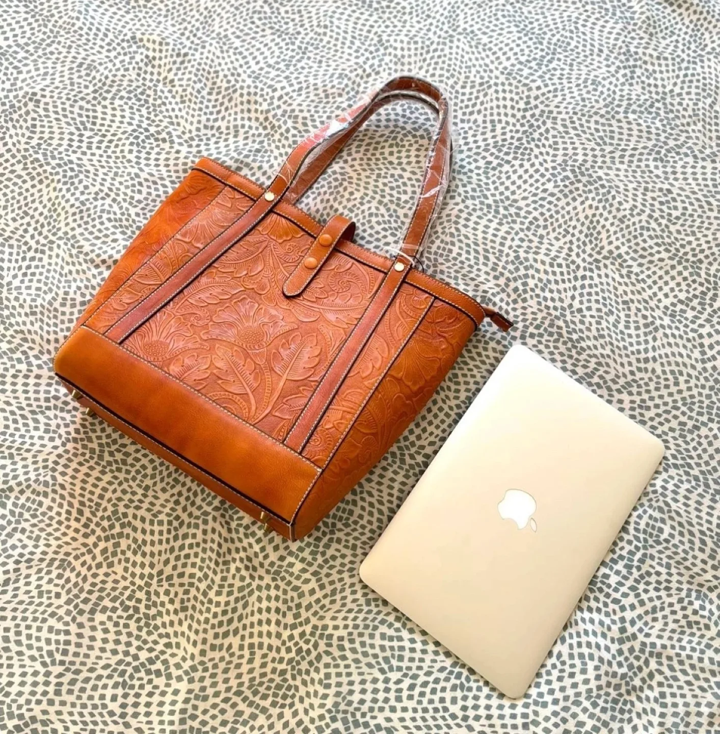 New embossed-leather tote bag, both functional and cool!🥰😍💐 image indicator(2)